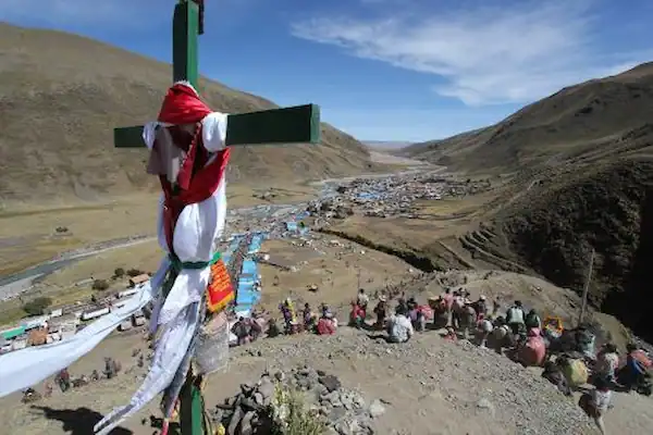 cross and dances that show what happens during the Qoylluc Rir'i
